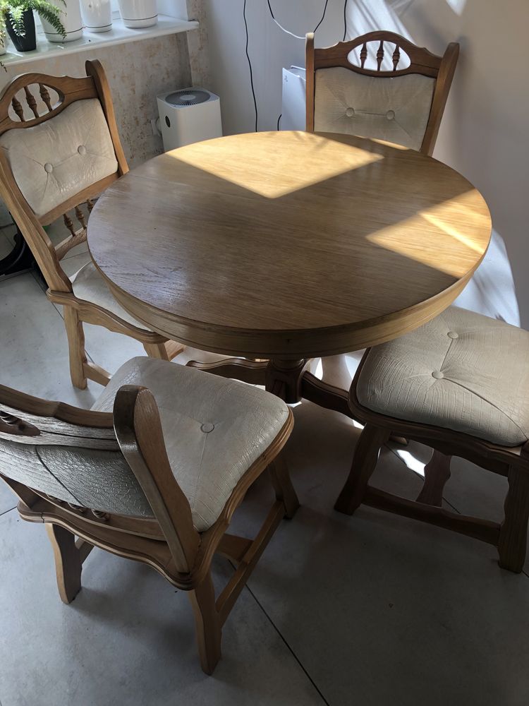 Stary rozkładany okrągły stół wraz z 4 krzesłami