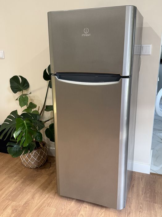 Frigorífico com congelador