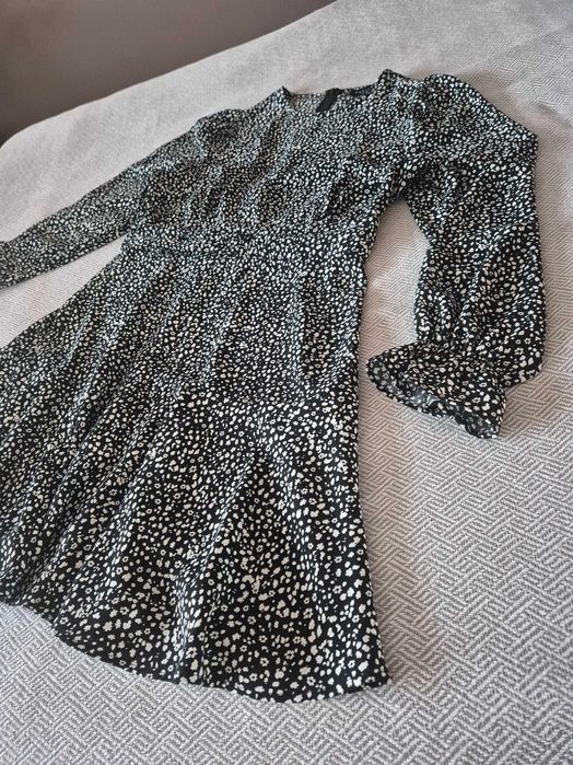 Krótka sukienka w drobne kwiatki Mohito