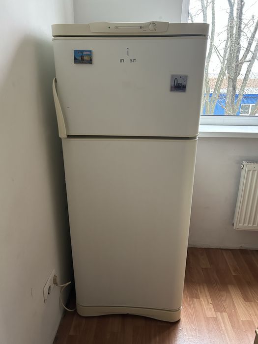 Холодильник б/у з морозильною камерою