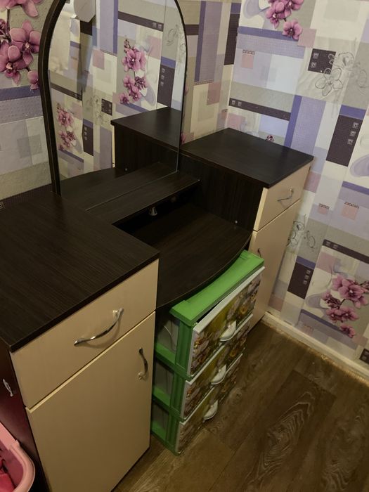 продам туалетный столик