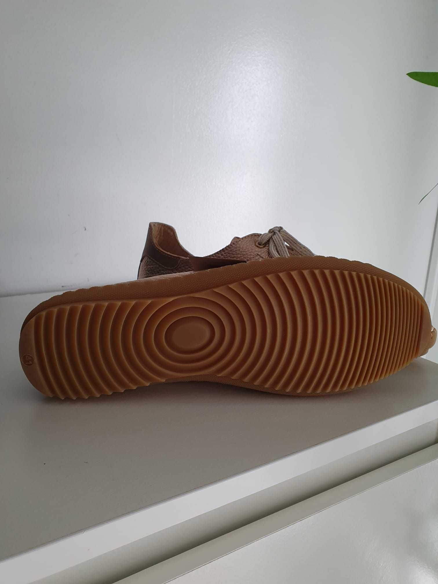 Sapatilhas confortáveis, T 41, novas, marca BONAFLEX, cor dourado.