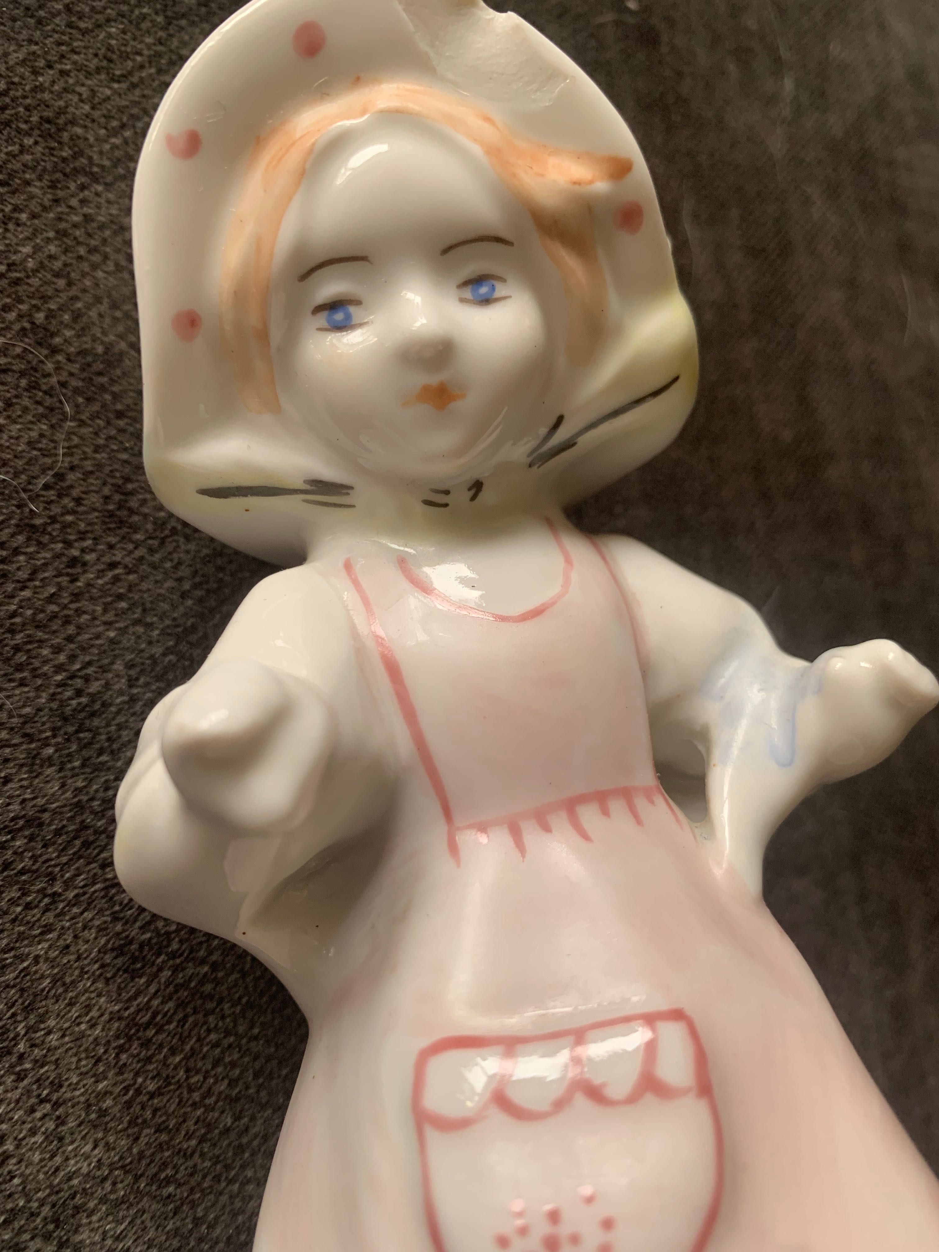 Stara figurka porcelanowa Dziewczynka w kapeluszu 17 cm