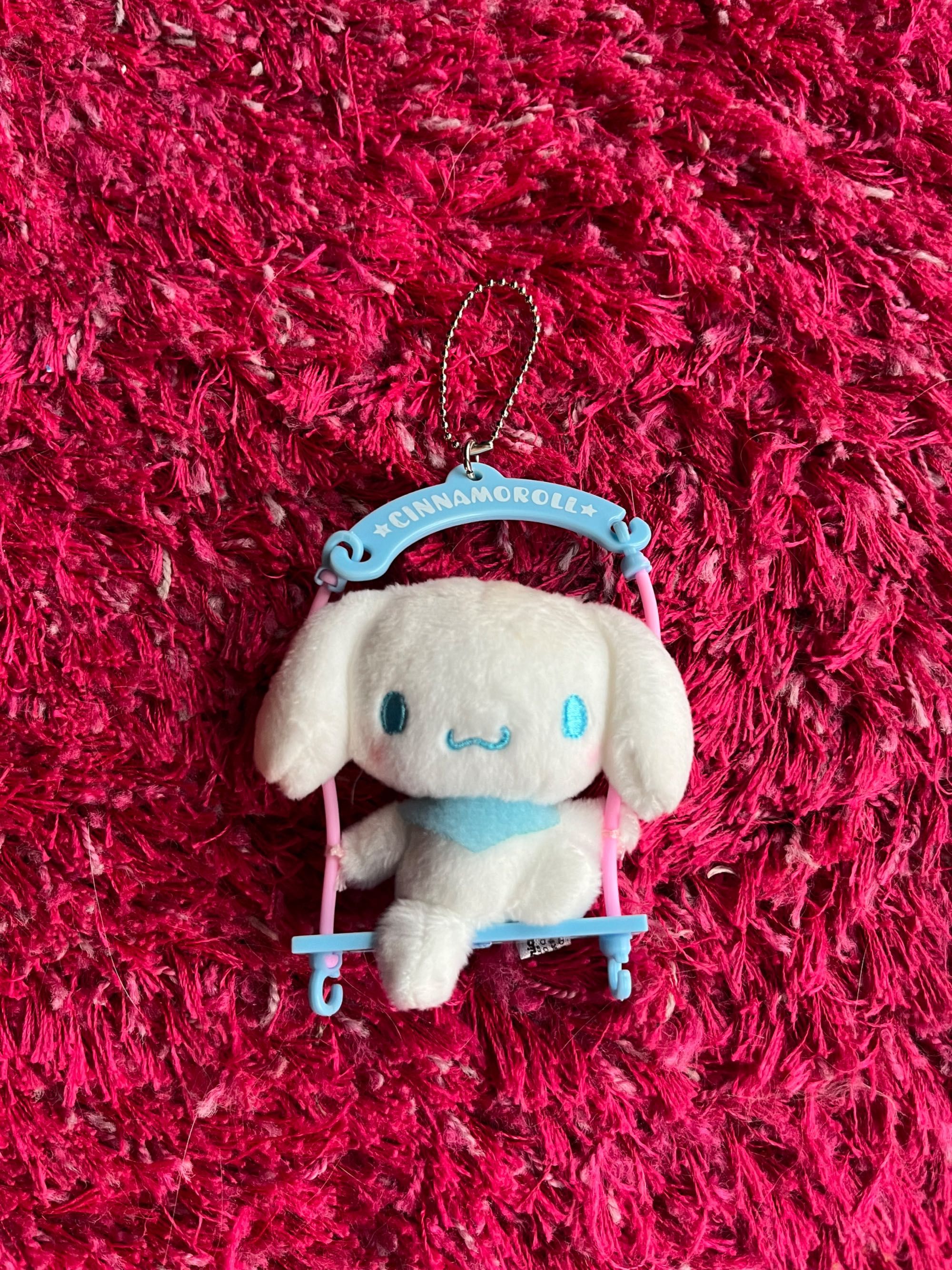 Cinnamoroll Sanrio na huśtawce maskotka pluszak breloczek Hello Kitty