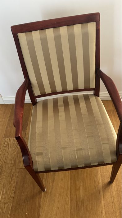 Krzesła do jadalni b. eleganckie