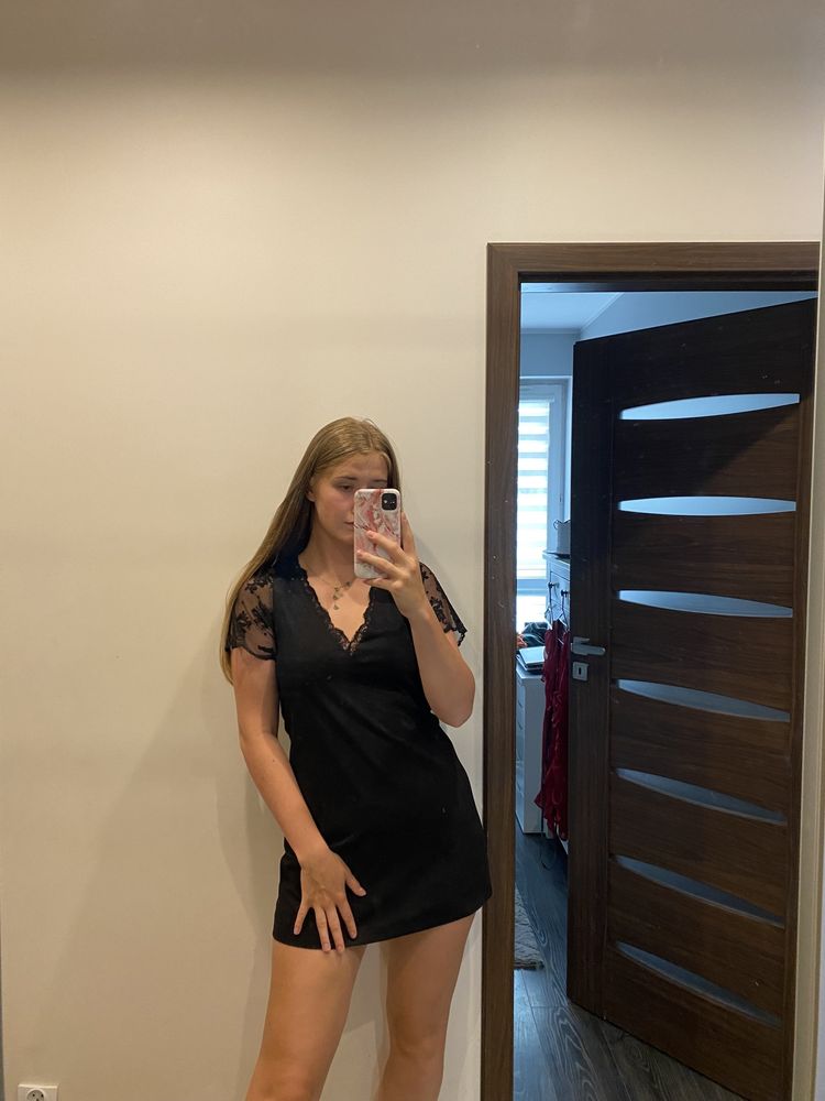 Czarna welurowa sukienka
