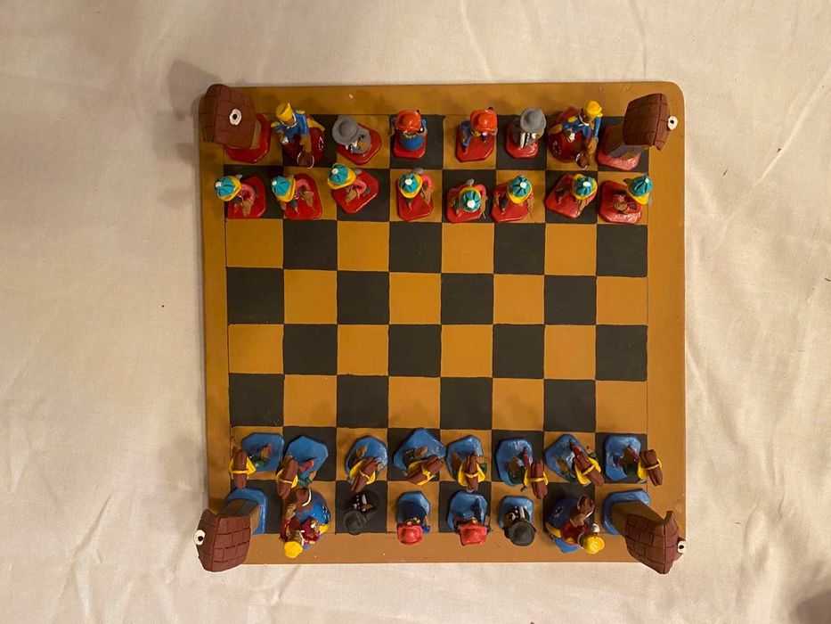 Jogo de xadrez em barro pintado