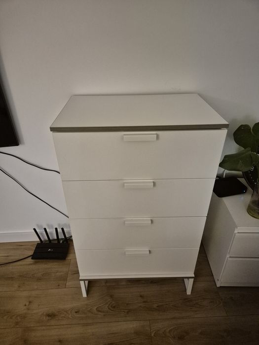 Komoda biała 4 szuflady Stan bardzo  dobry