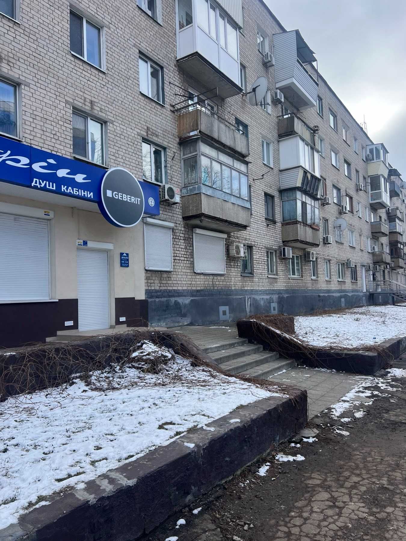 Продам 1 кім. квартиру-офіс на пр. Науки (Гагаріна), червона лінія.