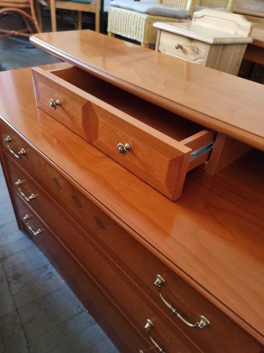 Stylowa komoda z szufladami