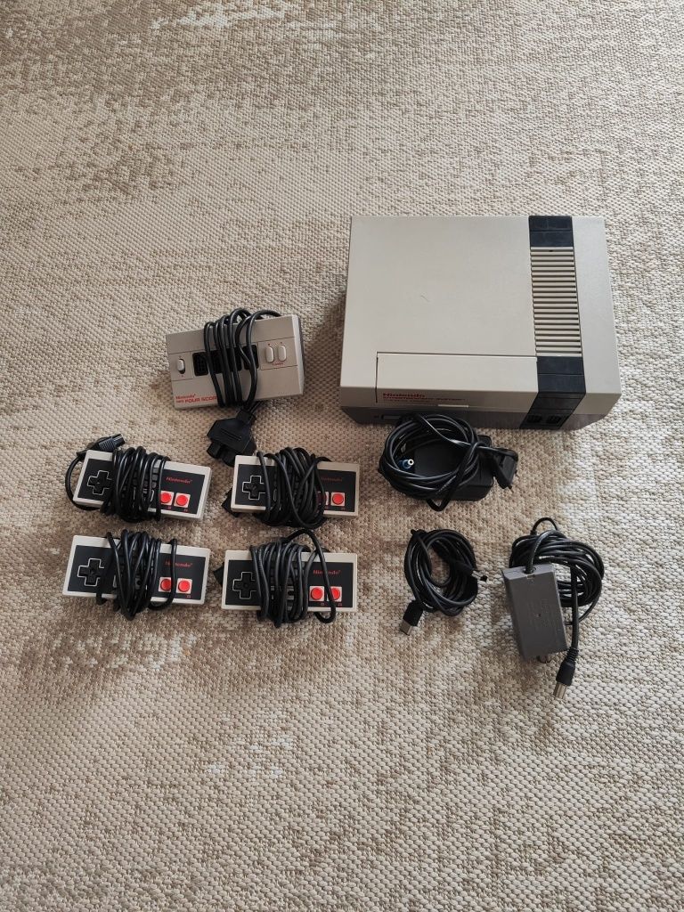 Nintendo NES com 4 Comandos + Four Play + Jogos