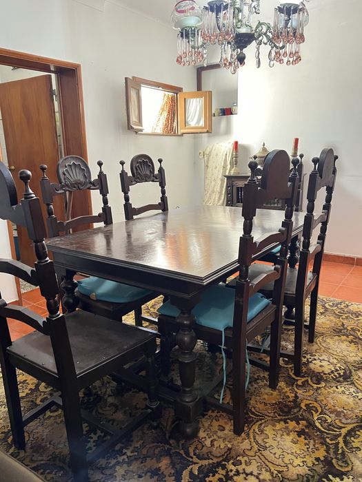Mesa e 6 cadeiras, estilo clássico em castanho