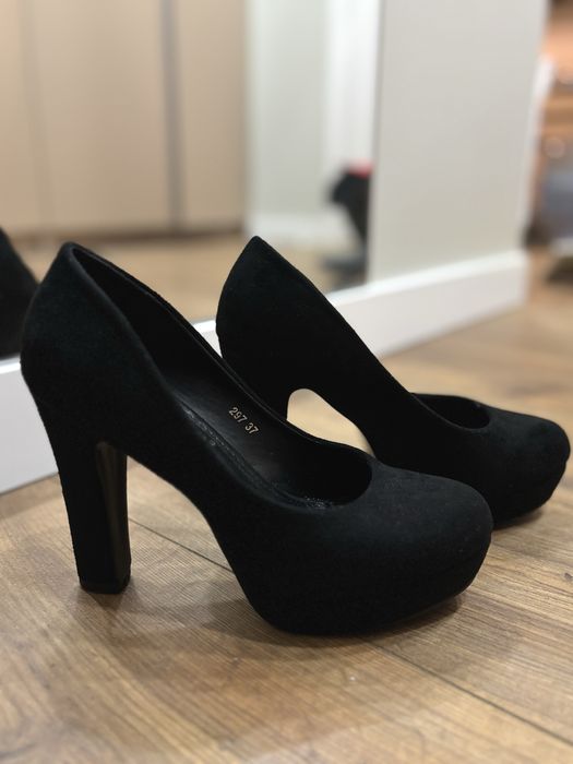 Класичні туфлі на підборах