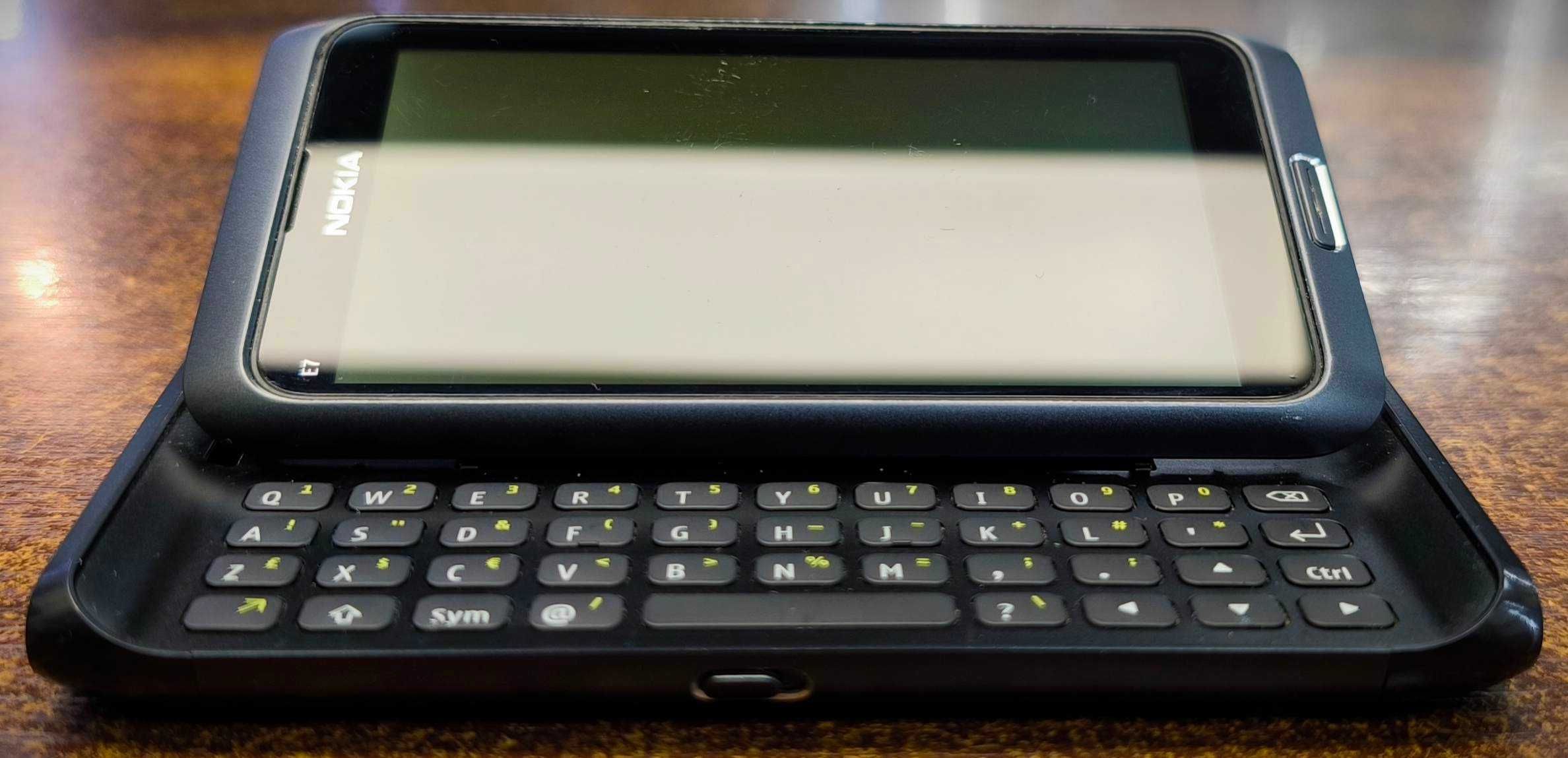(777) Nokia E7-00