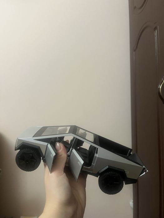 Машинка Tesla