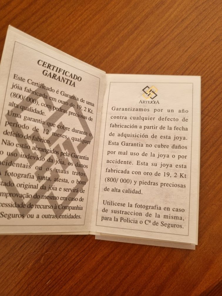 Cruz com fio com 145 diamantes ouro peso 15 grs