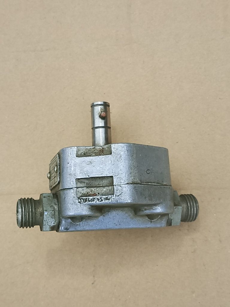 Pompa zębata ostra do traktora widłaka  1967r VEB Karol Marks