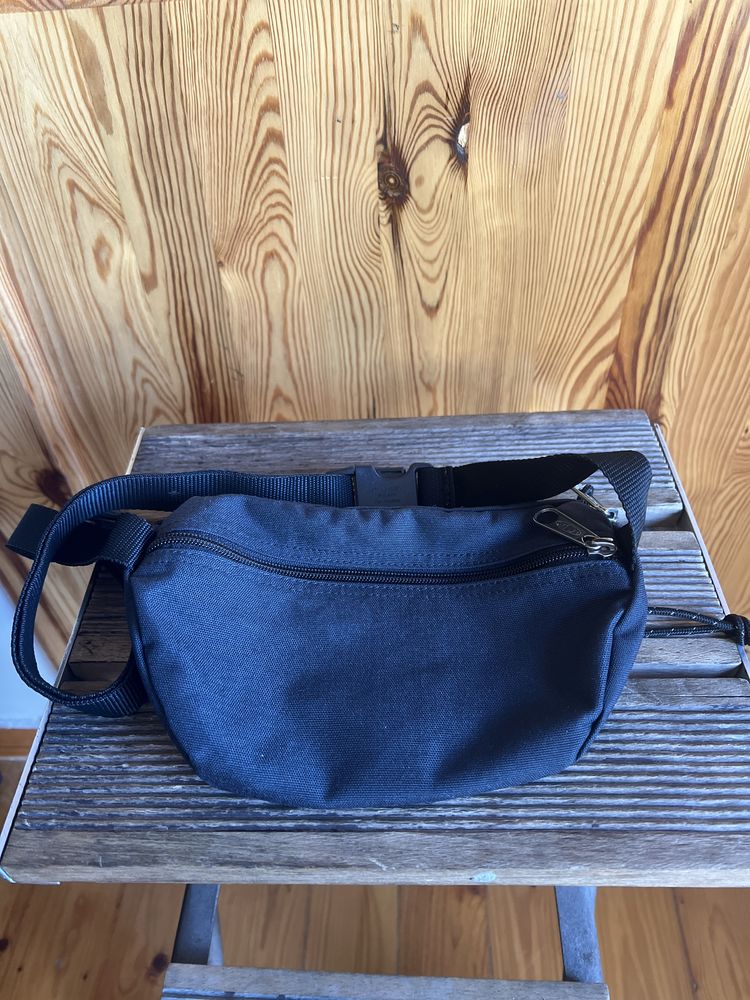 Sprzedam saszetkę, nerkę firmy EASTPAK (USA) kolor niebieski.