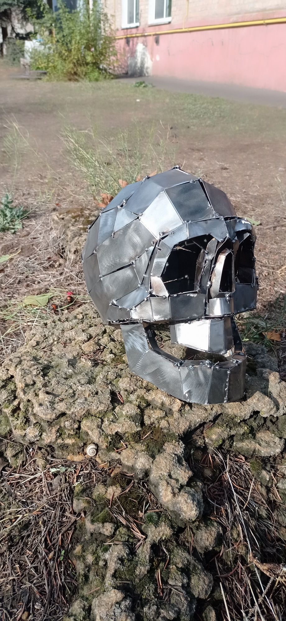 Скульптура череп из металла. Стальной череп железный череп