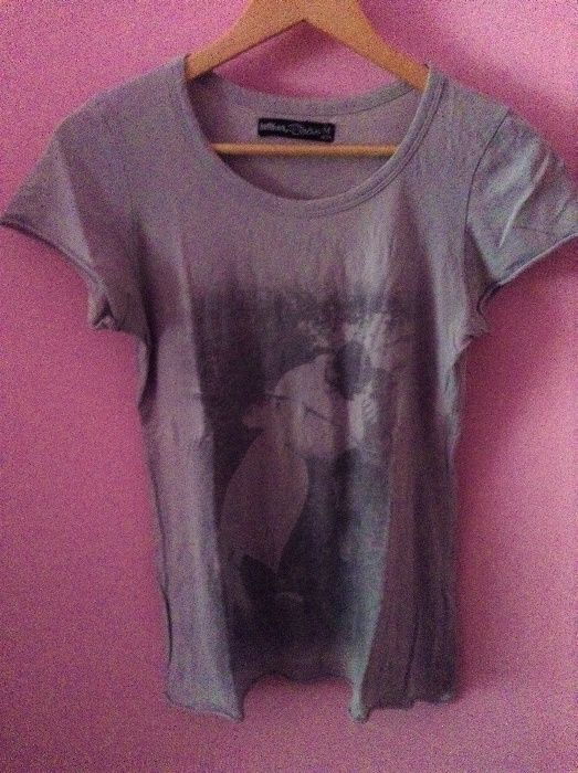 T-shirt cinzenta estampada zara