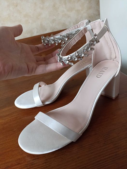 Білі весільні сатинові босоніжки з камінням на підборах 42 розмір 27см