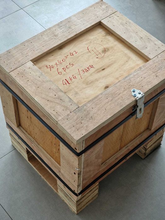 Caixas de madeira contraplacado com sistema de fecho e transporte