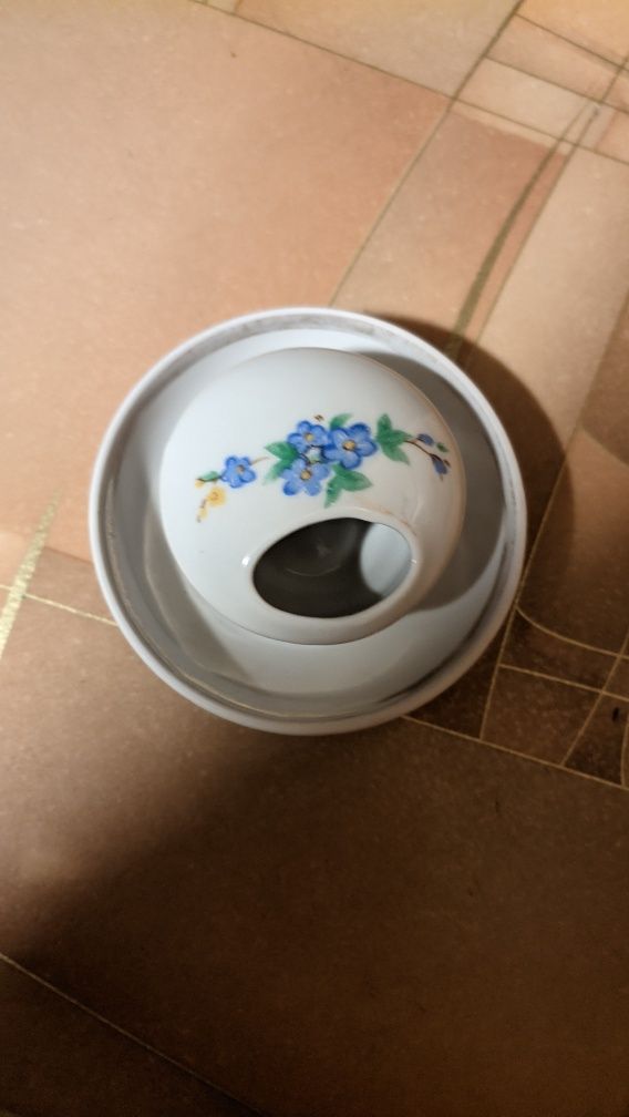 Продам фарфоровые солонки,и горчичницы,Ссср