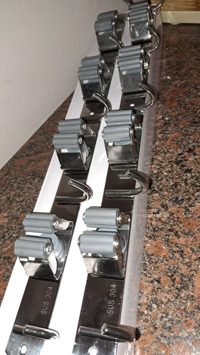 Wieszak na narzędzia I mopy.