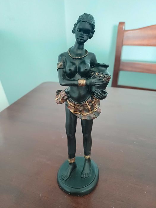 Pequena Estátua Africana em Madeira
