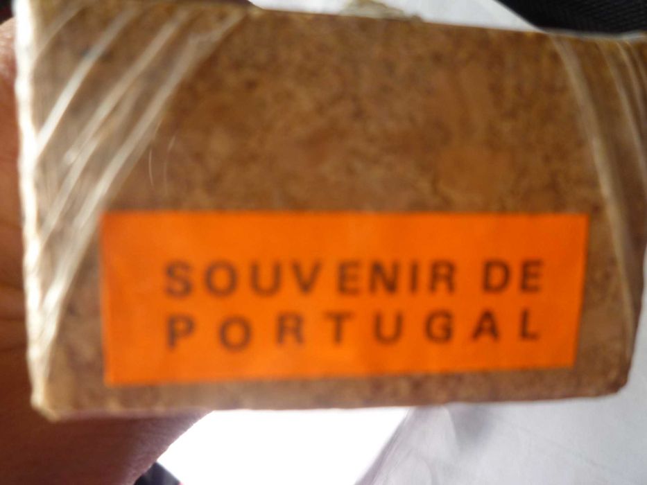 Lembrança de Portugal com caixa de cortiça e copo do galo
