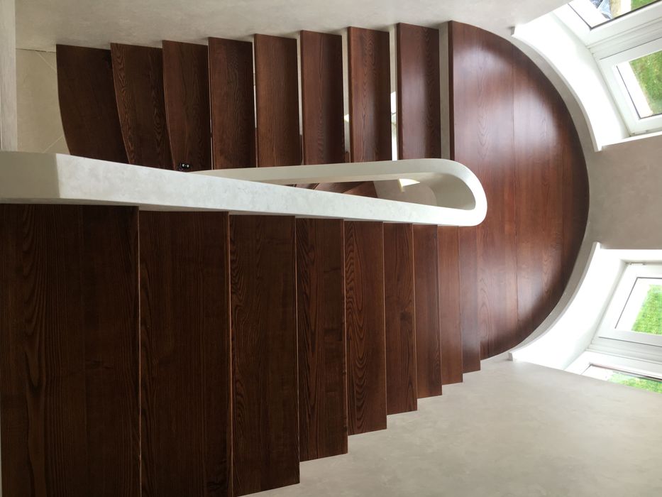 Сходи з натурального і добре висушеного ясеня.