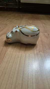 Porcelanowy hipopotam figurka za złotym zdobieniem