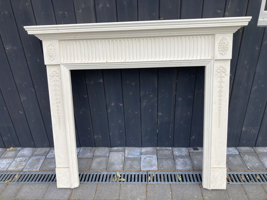 Angielski portal kominkowy sztukateria kominek wąska konsola