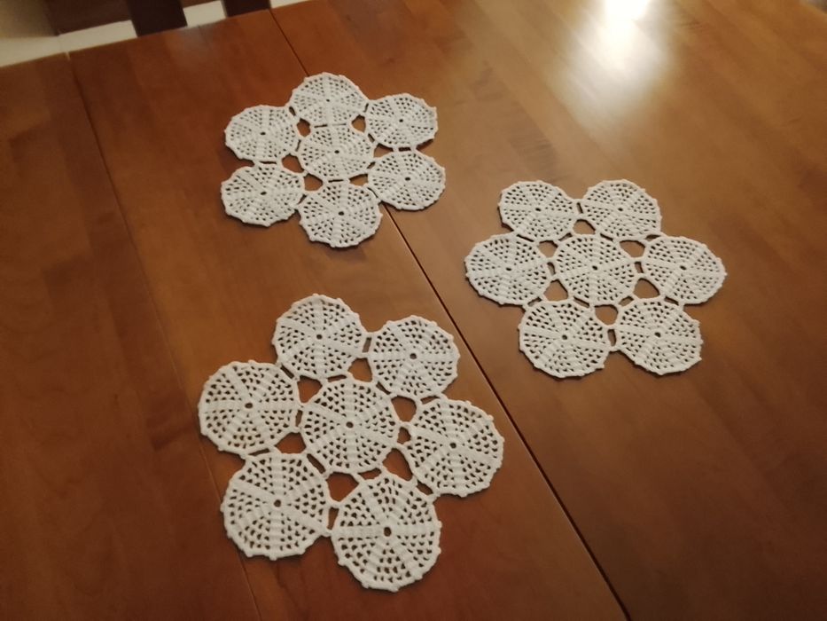 Conjunto de três naperons em crochê feitos á mão