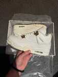 Trampki zupełnie nowy Jordan 4 Retro Metallic Gold EU41.