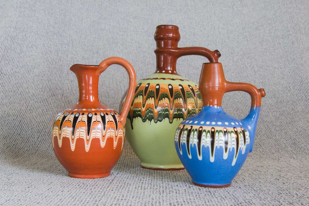 Zestaw starych dzbanków recznie malowanych