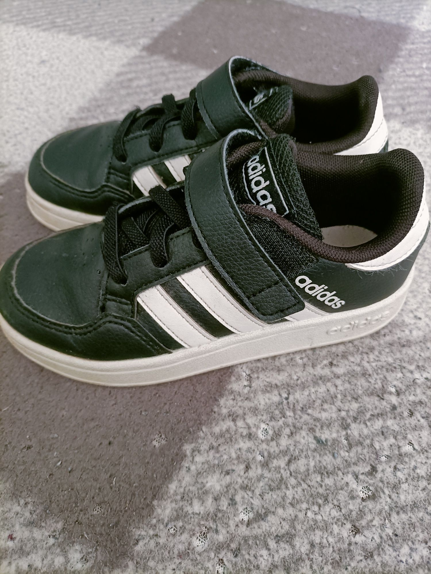 Buty dla chłopca firmy adidas. Roz.28. wkładka 17,5.