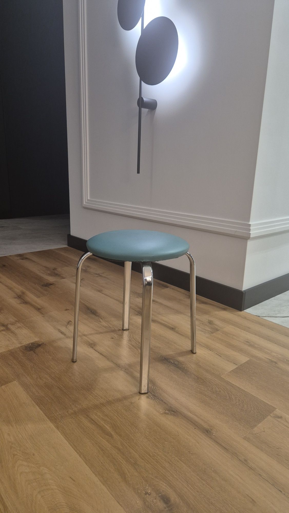 Taboret Chico chromowane nogi