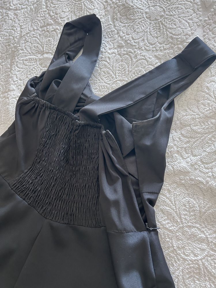 Vestido preto com detalhe do peito em laço