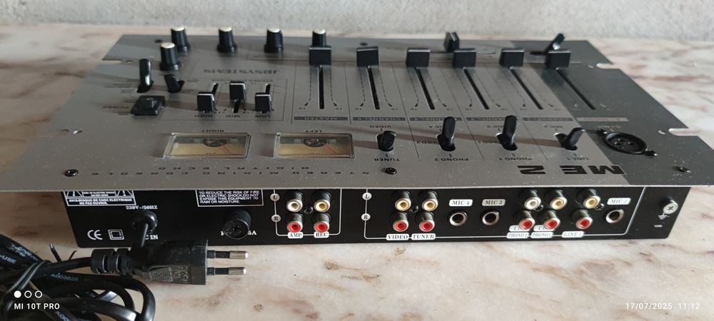 Mesa de mistura vintage de qualidade e está bem estimada.
