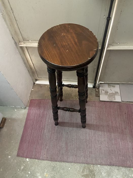 Um banco alto de bar