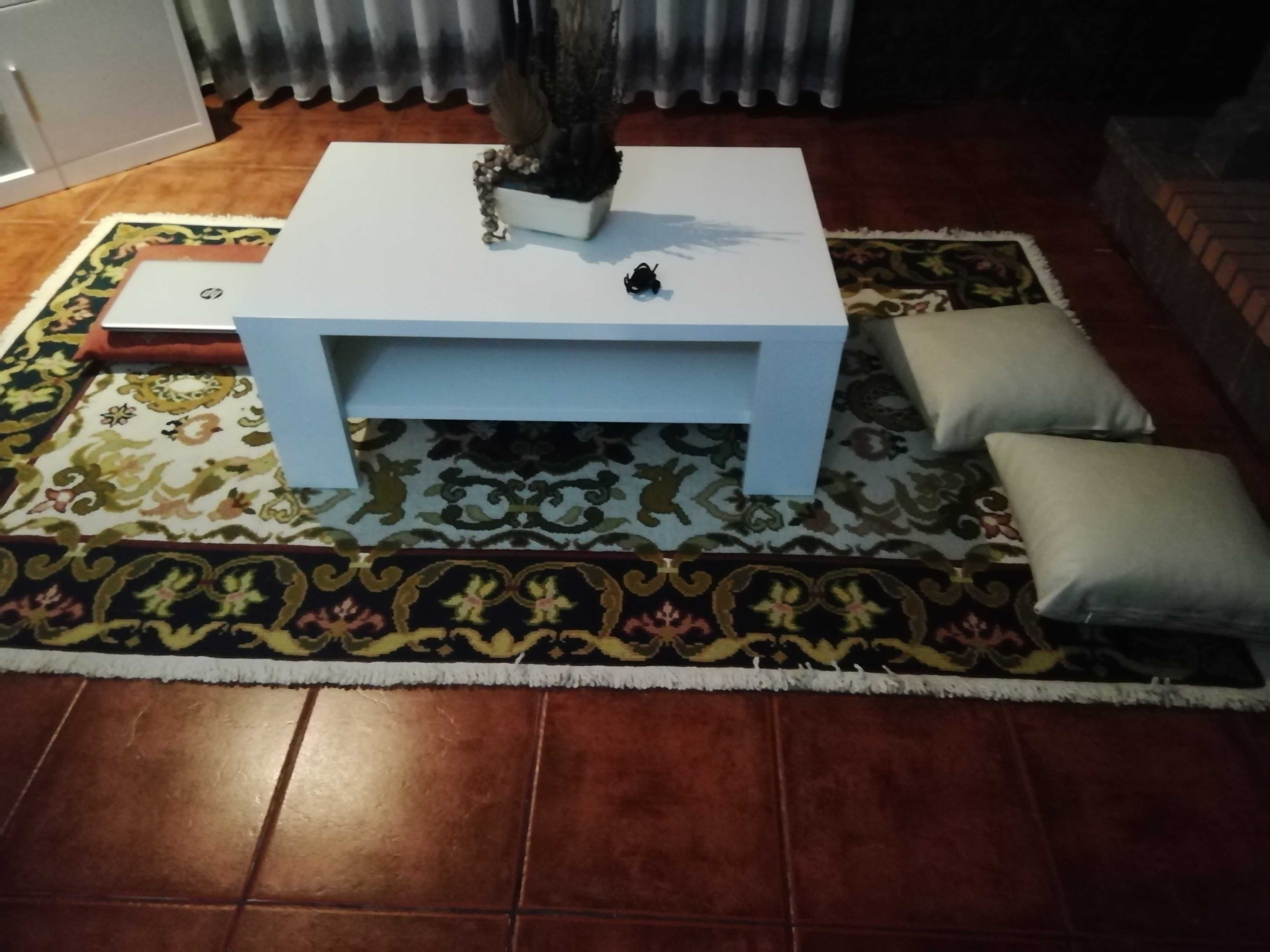 Mesa de sala de madeira