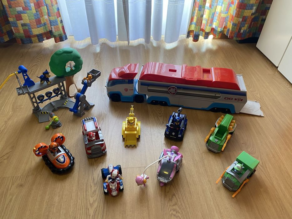 Conjunto Patrulha Pata (camião, viaturas, bonecos, acessórios e livro)