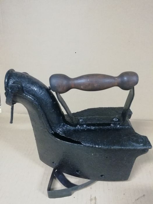 Ferro de engomar a carvão