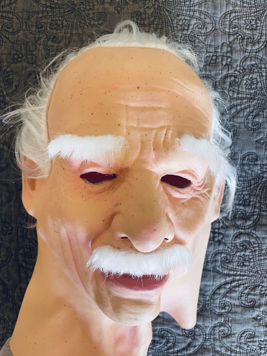 Mascara maleavel e realista, como nova