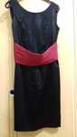 Elegante vestido azul escuro brilhante com faixa rosa M
