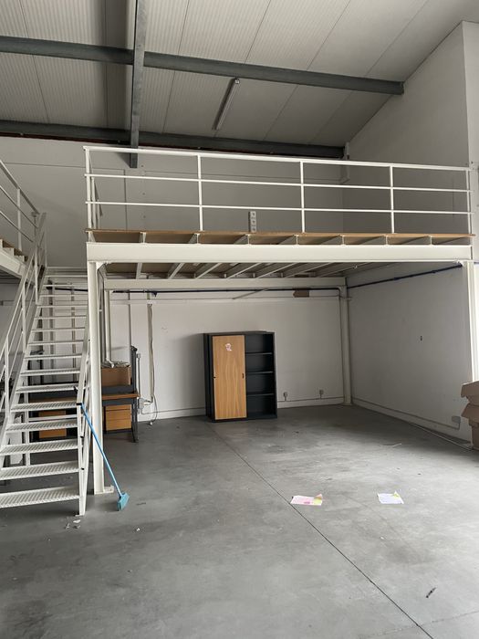 Plataforma em ferro “mezanini” com escada