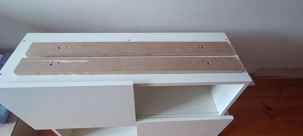 Ścienne szafki wiszące z przesuwnymi drzwiami Ikea