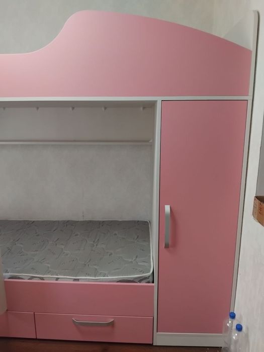 Комплект меблів для дитячої кімнати.