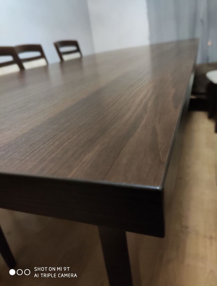 Duży drewniany stół do restauracji, jadalni